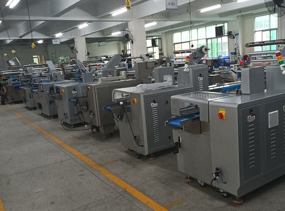 DEBACK Industrial Three-Servo Pillow Packing Machine Automatic Continuous Shrink Packaging Equipment High Productivity