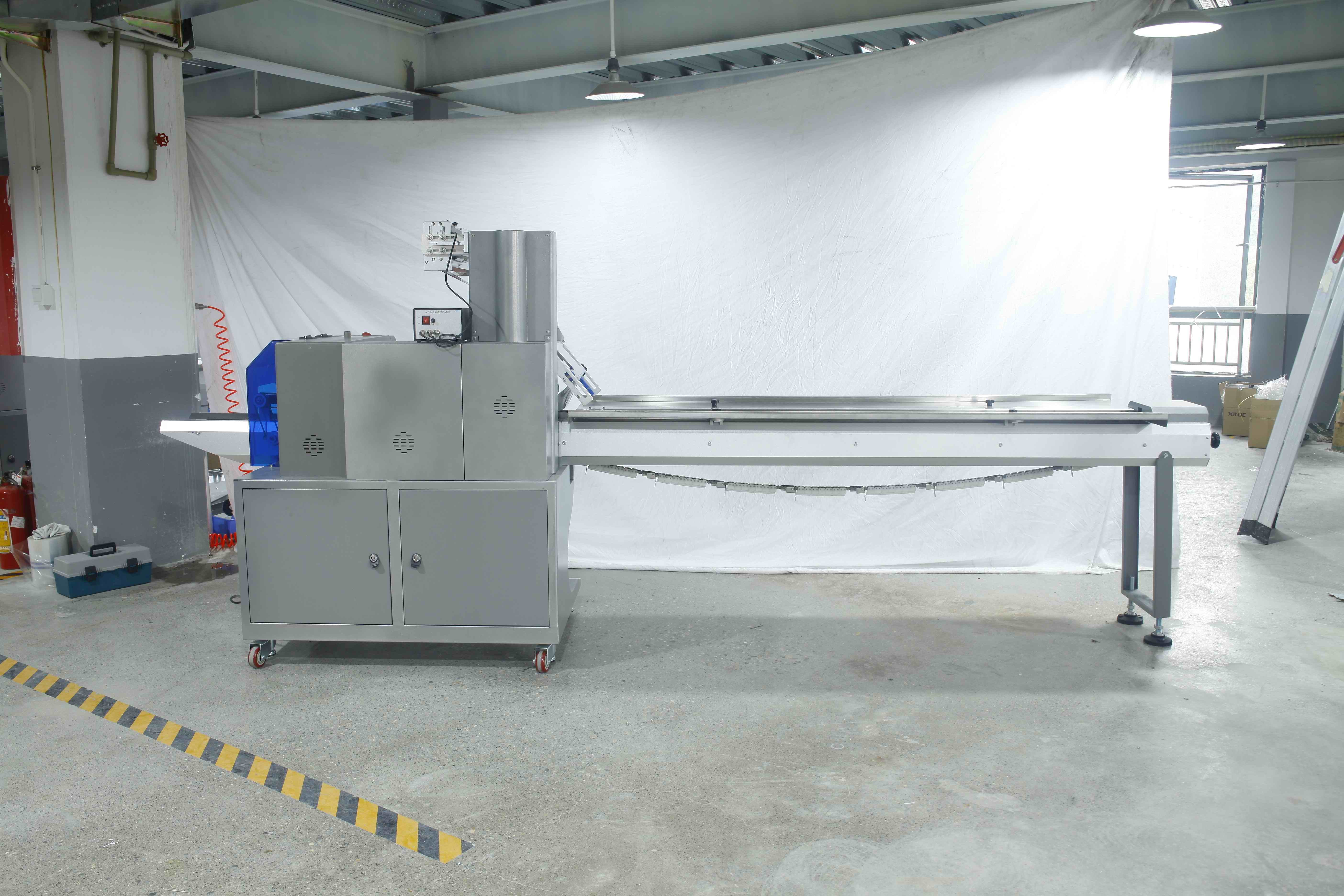 Fully Automatic Plastic Film Pillow Packaging Machine for Cereal Bars Foods Wrapping and Sealing with PLC Components Motor Core