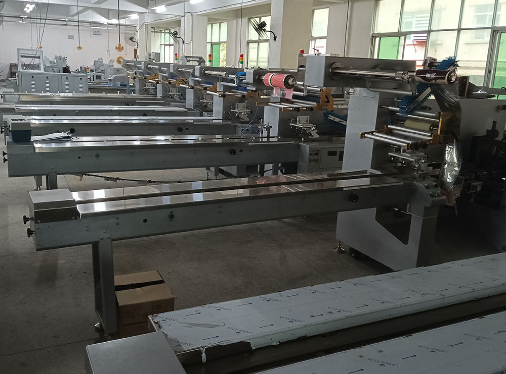 DEBACK Industrial Three-Servo Pillow Packing Machine Automatic Continuous Shrink Packaging Equipment High Productivity