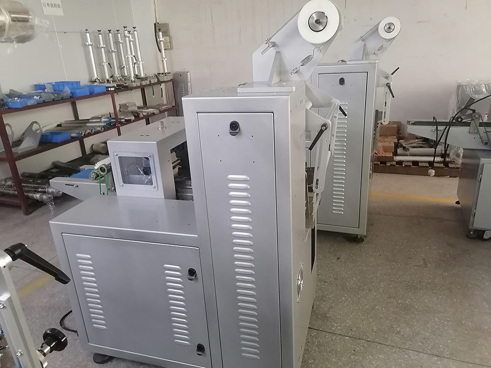 Three-Servo Pillow Packing Machine Automatic Continuous Shrink Packaging Equipment for Biscuit Bread Mooncake Candies Packaging