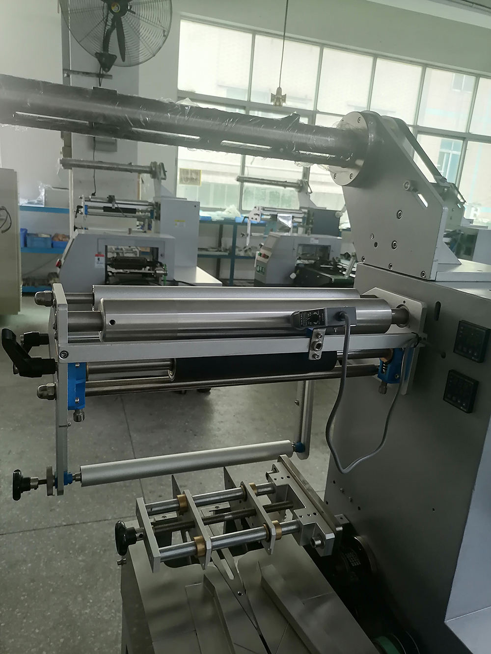 DEBACK Packing Machine Automatic Continuous Shrink Packaging Equipment for Biscuit Bread Mooncake Candies Packaging