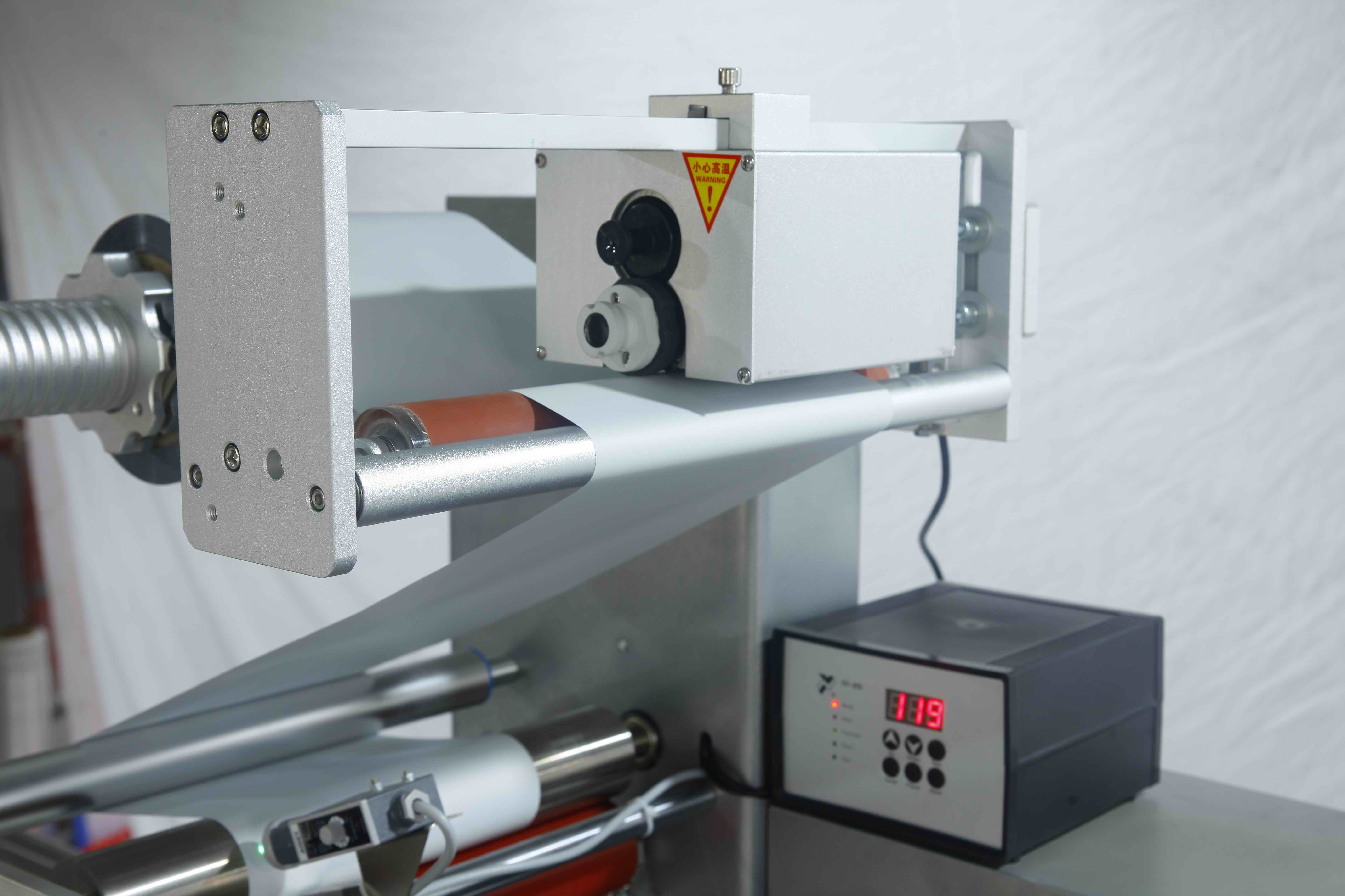 Fully Automatic Plastic Film Pillow Packaging Machine for Cereal Bars Foods Wrapping and Sealing with PLC Components Motor Core