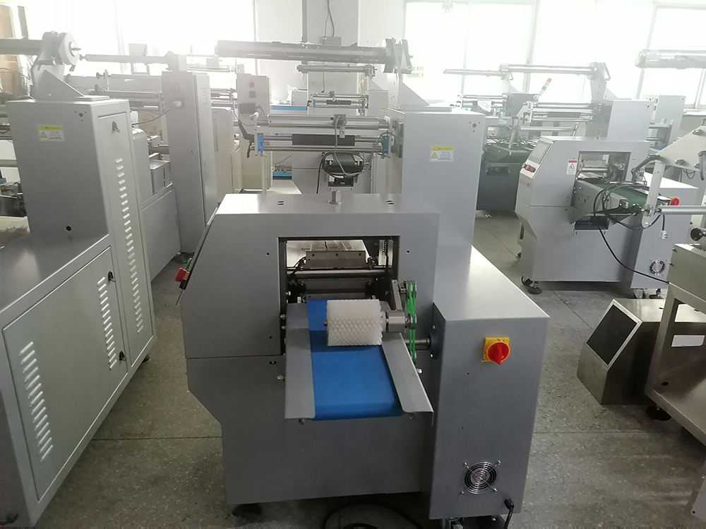 Three-Servo Pillow Packing Machine Automatic Continuous Shrink Packaging Equipment for Biscuit Bread Mooncake Candies Packaging