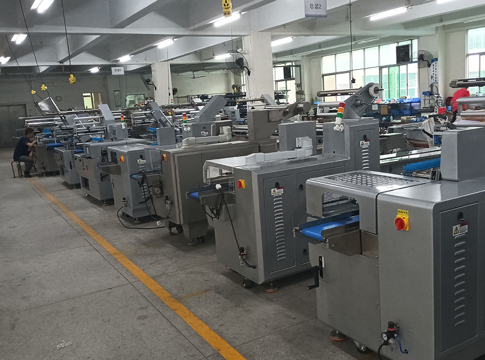 DEBACK Industrial Three-Servo Pillow Packing Machine Automatic Continuous Shrink Packaging Equipment High Productivity